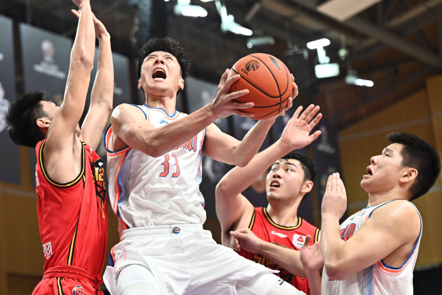 队员们是否齐心协力是这场比赛取得胜利的关键