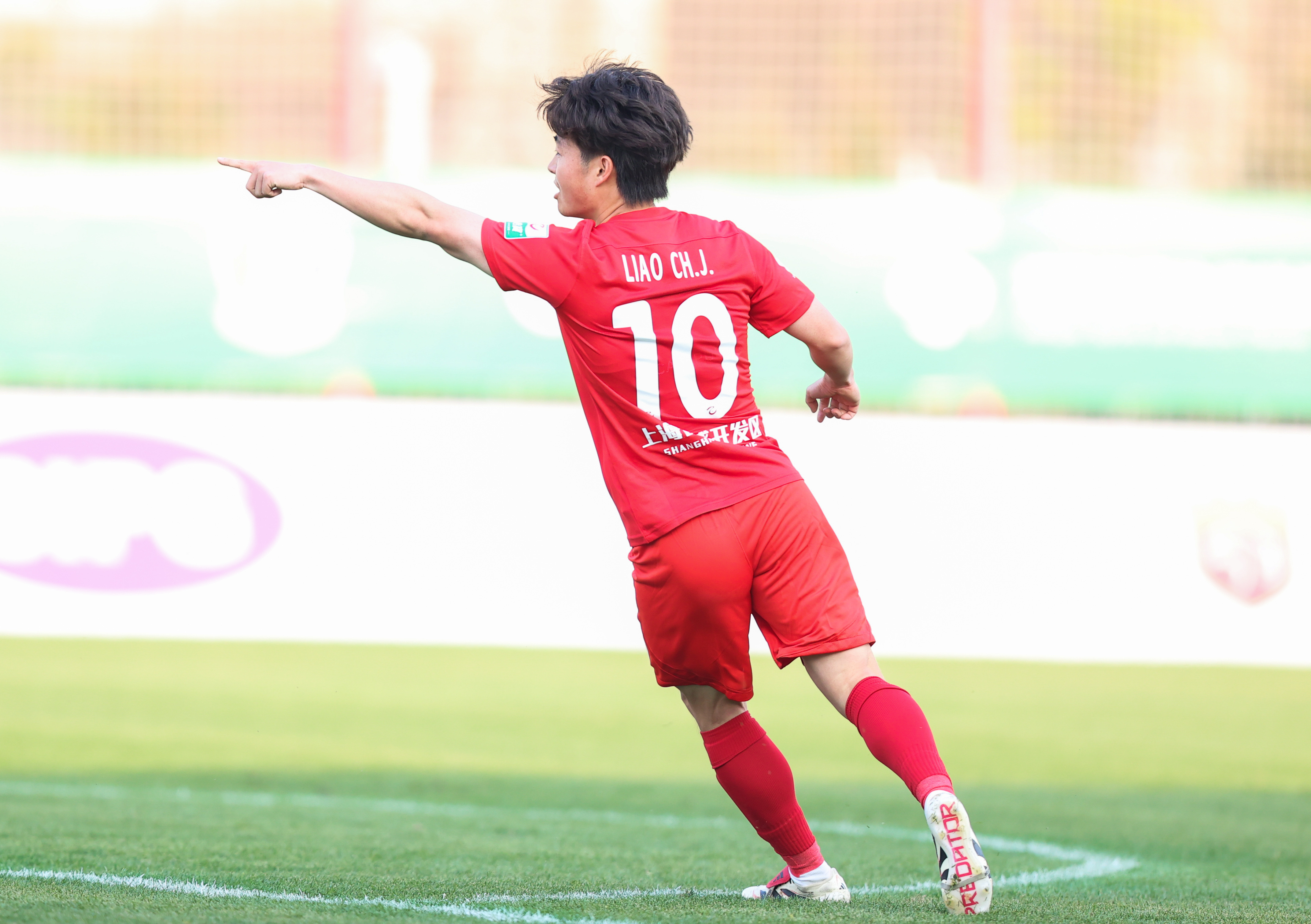 足球高传球怎么踢